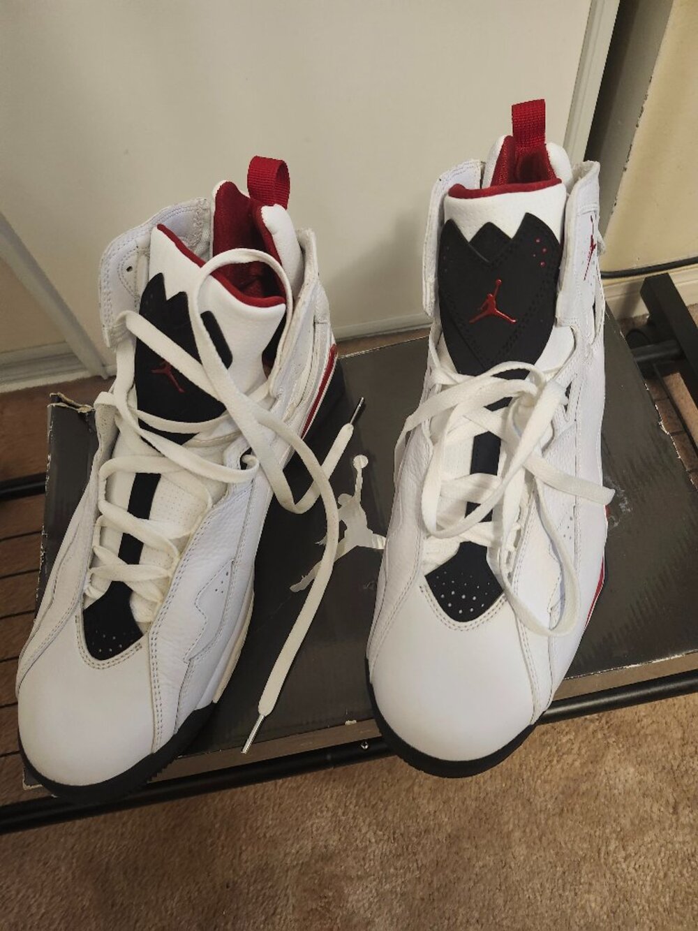 AIR JORDON   COLOR  WHITE &  RED   SIZE  13